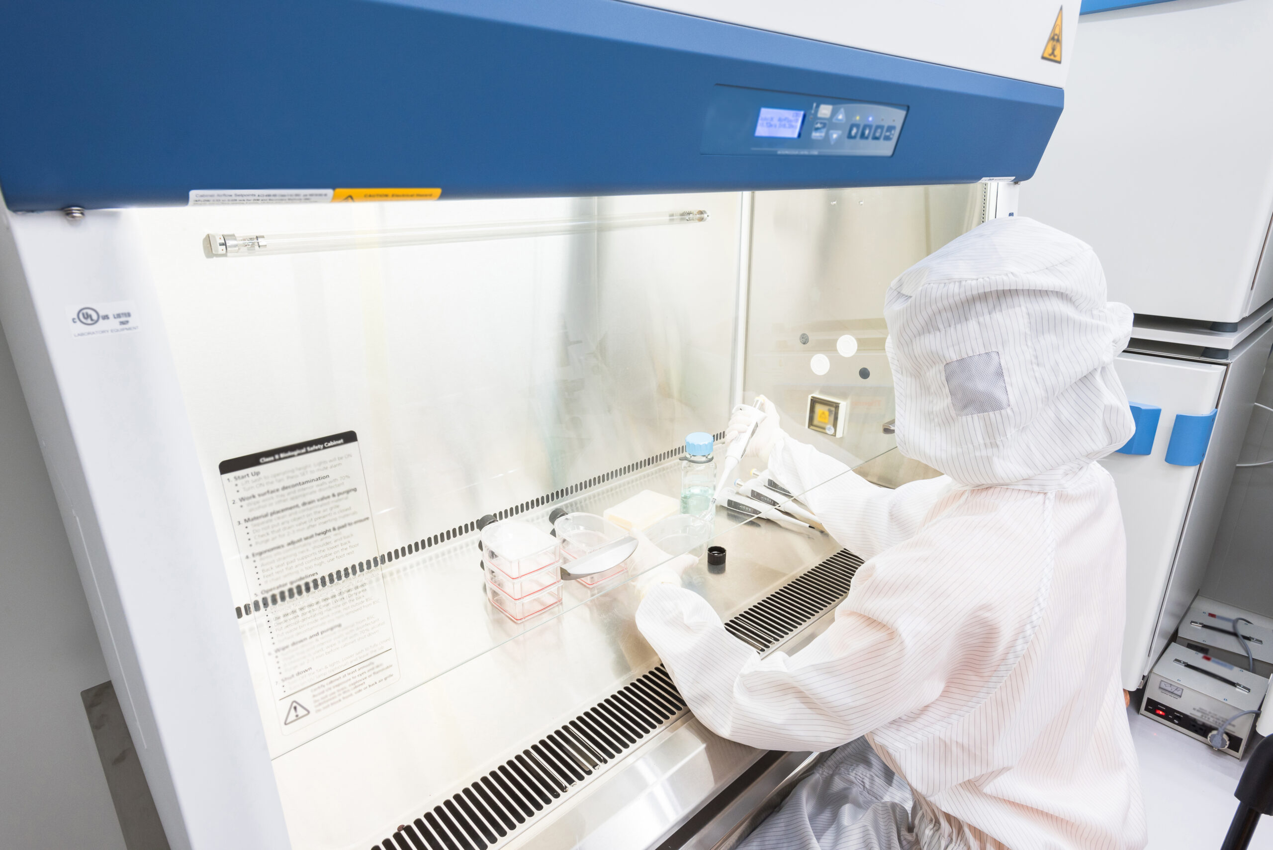 Оборудования для биологических исследований. Safety Science research. Популярная лаборатория ecl8000. Шкаф в котором проводятся биологические опыты.