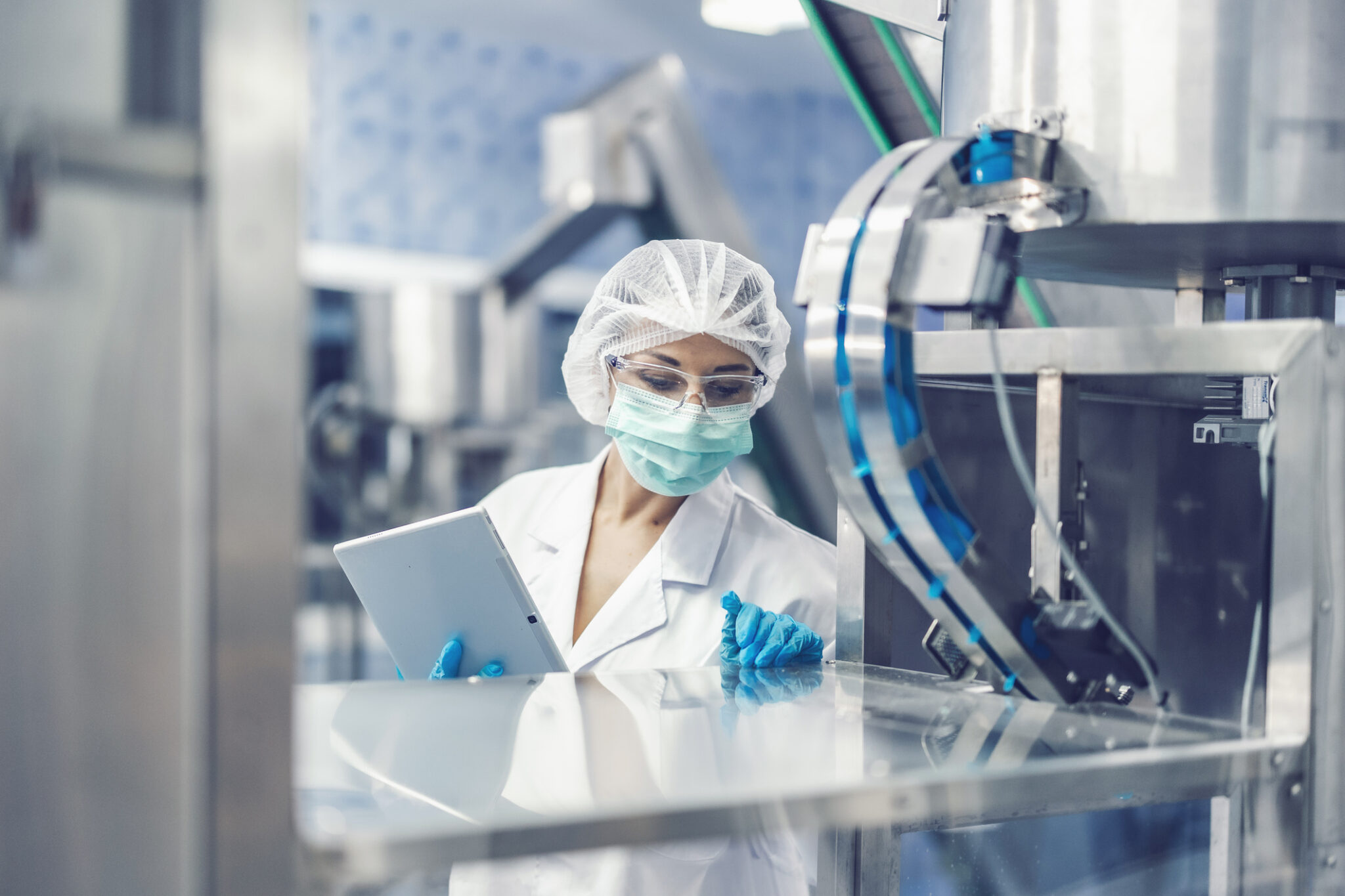 Cleanroom Microfiber Wipes in Healthcare and Pharmaceutical Industries